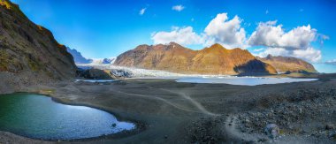 Impressive view of Skaftafellsjokull glacier tongue and volcanic mountains around on South Iceland. Location: Skaftafell National Park, Skaftafellsjokull glacier, Iceland, Europe.