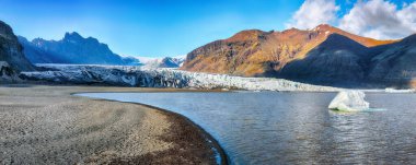 Impressive view of Skaftafellsjokull glacier tongue and volcanic mountains around on South Iceland. Location: Skaftafell National Park, Skaftafellsjokull glacier, Iceland, Europe.