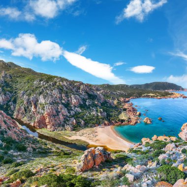 Costa Paradiso tatil beldesindeki Li Cossi plajının muhteşem manzarası. Akdeniz 'in resimli deniz manzarası. Konum: Costa Paradiso, Sassari ili, Sardunya, İtalya, Avrupa