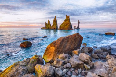 Vik köyü yakınlarındaki Kara Kumsal Reynisfjara 'da, bazalt kaya oluşumlarıyla dokunulabilir bir manzara.
