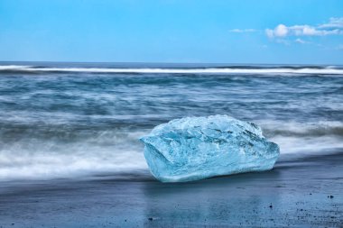 Gün batımında Jokulsarlon lagünündeki ünlü Diamond Sahili 'nde muhteşem buzdağı parçaları parlıyor. Konum: Jokulsarlon Lagünü, Diamond Sahili, Vatnajokull Ulusal Parkı, İzlanda