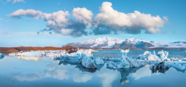 Jokulsarlon Buzul Gölü 'nde yüzen buzdağları çok etkileyici. Konum: Jokulsarlon Buzul Gölü, Vatnajokull Ulusal Parkı, Güney İzlanda, Avrupa