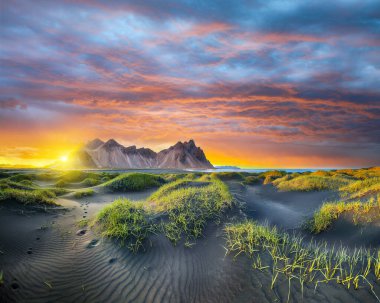 İzlanda 'da Stoksnes Burnu' nda muhteşem siyah kum tepeleri olan etkileyici bir gün batımı. Konum: Stoksnes Pelerini, Vestrahorn (Batman Dağı), İzlanda, Avrupa.