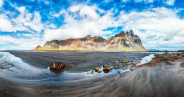 İzlanda 'da Stoksnes Burnu' ndaki siyah kumlu plajda harika bir manzara. Konum: Stoksnes Pelerini, Vestrahorn (Batman Dağı), İzlanda, Avrupa.