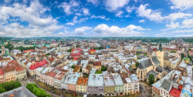 Ratusha 'nın merkezinden Lviv şehrinin Ramarkable Panorama' sı. Konum: Lviv, Lvivska oblast, Ukrayna