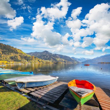 Sell Am See 'deki göl ve ağaçların olağanüstü sonbahar manzarası. Gölün üzerinde güneşli harika bir gün.