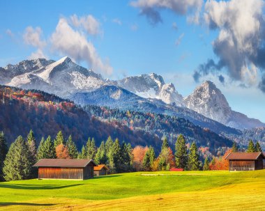 Wagenbruchsee (Geroldsee) gölü yakınlarında ahşap kulübeleri olan harika bir dağ çayırı manzarası. Konum: Gerold, Krun, Garmisch-Partenkirchen, Yukarı Bavyera, Almanya