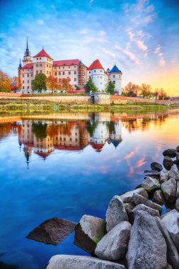 Elbe 'nin kıyısındaki Hartenfels şatosunun muhteşem sabah manzarası. Konum: Torgau, Kuzeybatı Saksonya, Almanya, Avrupa