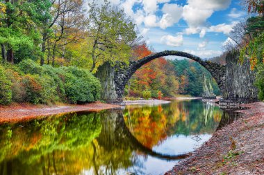 Kromlau Rhododendron Parkı 'nda nefes kesici sonbahar manzarası. Rakotz Köprüsü (Rakotzbrucke, Şeytan Köprüsü) Konumu: Gablenz, Saksonya Eyaleti, Almanya, Avrupa