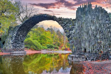 Kromlau Rhododendron Parkı 'nda nefes kesici sonbahar manzarası. Rakotz Köprüsü (Rakotzbrucke, Şeytan Köprüsü) Konumu: Gablenz, Saksonya Eyaleti, Almanya, Avrupa