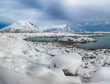 Lofoten Adaları 'nda karlı dağ zirveleri olan Valberg köyünün inanılmaz karlı kış manzarası. Konum: Valberg, Vestvagoy, Lofotens, Norveç, Avrupa.