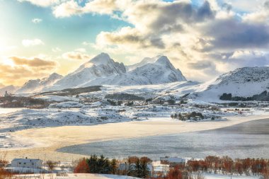 Boston köyü ve Torvdalshalsen 'den görülen Borge kilisesi üzerindeki muhteşem kış manzarası. Fantactic dağ sırtı. - Evet. Konum: Bostad, Vestvagoy, Lofotens, Norveç