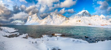 Gün batımında Vik ve Haukland plajlarının muhteşem kış manzarası. Leknes yakınlarında bir sürü kar ve karlı dağ tepeleri var. Konum: Leknes, Vestvagoy, Lofotens, Norveç