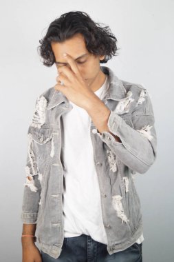 Beyaz arka planda duran üzgün adam