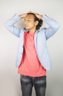 Beyaz arkaplan önünde ciddi bir adam