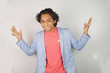 Beyaz arka plan üzerinde duran emin iş adamı