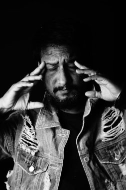 Stresli görünen siyah beyaz erkekler.