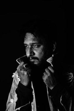 Yakışıklı adam tarafı siyah beyaz