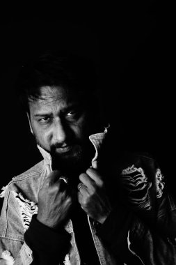 Siyah beyaz görünümlü yakışıklı adam için.