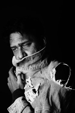 Üzgün adam siyah beyaz resimler