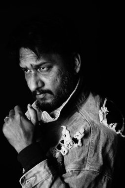 Samimi genç adam ilham ile kameraya bakıyor. İzole ve kopyalama alanı sağ tarafında. Siyah-beyaz kavramı