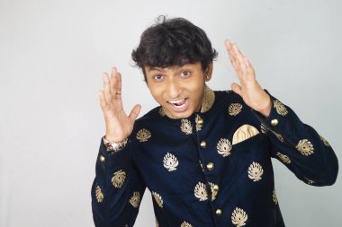 Beyaz arka planda ağzı açık yakışıklı bir adam.