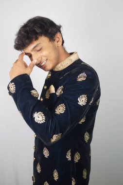 Gözleri beyaz arka planda kapalı mutlu bir adam.