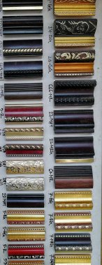 İç dekorasyon için ahşap çerçeve pervazları, çerçeve kenarı, mobilya köşesi tamiri. Ev dekoru, duvar kaplaması vs. için eski ve eski moda kalıplardan esinlenilmiş antika kalıp koleksiyonu