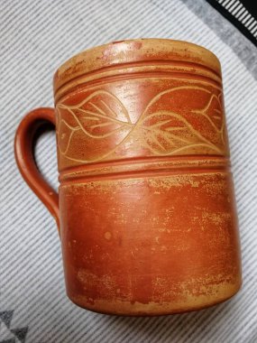 Clay içme suyu, çay, kahve, çorba, süt için bardak yaptı. Çamur veya kilden yapılan geleneksel işçilik ürünü sağlık için iyidir. Yaz mevsimi için suyu soğuk tutmak için en iyi bardak ya da kupa.