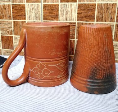 Clay içme suyu, çay, kahve, çorba, süt için bardak yaptı. Çamur veya kilden yapılan geleneksel işçilik ürünü sağlık için iyidir. Yaz mevsimi için suyu soğuk tutmak için en iyi bardak ya da kupa.