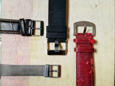 Deri, örnek almak için kayış kemeri yapmış. Yenileme ve modifikasyon için moda yapay deri saat kayışları.