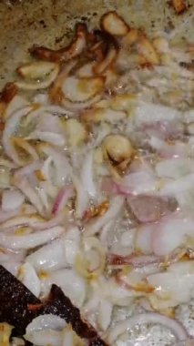 Bresse tavuk eti pişirme hazırlığı. Peri-peri, tereyağlı tavuk, kızarmış Pollo al acuyo, Karaage, Ayam goreng gibi lezzetli ve ünlü bir yemek tarifi.