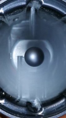 Havalı fan, kompartıman ısısını azaltmak için periyodik olarak açılıp kapanıyor. Elektronik cihazlar ve ev aletlerinin ömrünü uzatmak için enerji tasarrufu ekipmanları