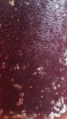 Bardakta köpüklü meşrubat. Pahalı kırmızı şarap kulüp barında servis yapmaya hazır. Soğuk içecek reklamları ve markalaşma için göz rahatlatıcı giriş şarjörü. TV reklamı ve reklam panosu açılışı