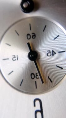 Zaman geçiyor. Zaman çok hızlı geçiyor. Saat, her programı kullanmanın yönetim sembolüdür. İş saati sayımının dikey videosu. Giriş ve reklam için geri sayım videosunu izle