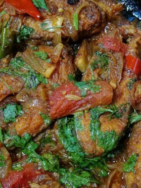 Lezzetli balık körisi. Balık parçaları, karışık baharatlar, domates, patates, biber, zeytinyağı, kişniş yapraklarından yapılan geleneksel yemek.