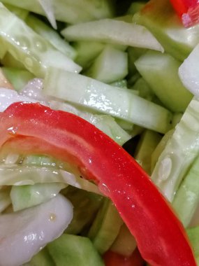 Karışık salata. Hindistan, Pakistan, Türkiye, İtalya ve Tayland 'da en çok istenen yiyecek. Taze domates, salatalık, soğan, kırmızı biber vs. ile yapılmış sağlıklı organik salata.  