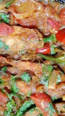 Lezzetli balık körisi. Balık parçaları, karışık baharatlar, domates, patates, biber, zeytinyağı, kişniş yapraklarından yapılan geleneksel yemek.