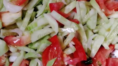 Karışık salata. Hindistan, Pakistan, Türkiye, İtalya ve Tayland 'da en çok istenen yiyecek. Taze domates, salatalık, soğan, kırmızı biber vs. ile yapılmış sağlıklı organik salata.  