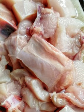 Çiğ Bresse tavuk eti dünyanın en iyi tanığıdır. Tavuğun farklı kısımları lezzetli ve ünlü tarifler yapmaya hazır peri-peri, kızarmış, Pollo al acuyo, Karaage, Ayam goreng gibi.