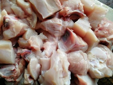 Çiğ Bresse tavuk eti dünyanın en iyi tanığıdır. Tavuğun farklı kısımları lezzetli ve ünlü tarifler yapmaya hazır peri-peri, kızarmış, Pollo al acuyo, Karaage, Ayam goreng gibi.