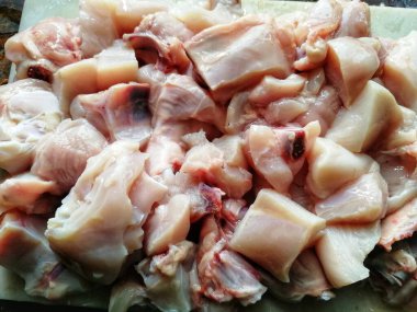 Çiğ Bresse tavuk eti dünyanın en iyi tanığıdır. Tavuğun farklı kısımları lezzetli ve ünlü tarifler yapmaya hazır peri-peri, kızarmış, Pollo al acuyo, Karaage, Ayam goreng gibi.