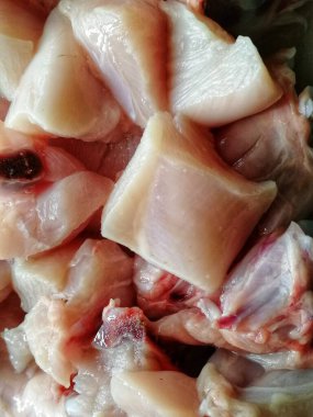 Çiğ Bresse tavuk eti dünyanın en iyi tanığıdır. Tavuğun farklı kısımları lezzetli ve ünlü tarifler yapmaya hazır peri-peri, kızarmış, Pollo al acuyo, Karaage, Ayam goreng gibi.