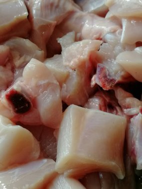 Çiğ Bresse tavuk eti dünyanın en iyi tanığıdır. Tavuğun farklı kısımları lezzetli ve ünlü tarifler yapmaya hazır peri-peri, kızarmış, Pollo al acuyo, Karaage, Ayam goreng gibi.