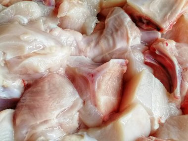 Çiğ Bresse tavuk eti dünyanın en iyi tanığıdır. Tavuğun farklı kısımları lezzetli ve ünlü tarifler yapmaya hazır peri-peri, kızarmış, Pollo al acuyo, Karaage, Ayam goreng gibi.