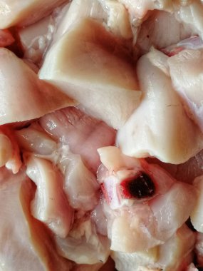 Çiğ Bresse tavuk eti dünyanın en iyi tanığıdır. Tavuğun farklı kısımları lezzetli ve ünlü tarifler yapmaya hazır peri-peri, kızarmış, Pollo al acuyo, Karaage, Ayam goreng gibi.