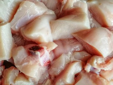 Çiğ Bresse tavuk eti dünyanın en iyi tanığıdır. Tavuğun farklı kısımları lezzetli ve ünlü tarifler yapmaya hazır peri-peri, kızarmış, Pollo al acuyo, Karaage, Ayam goreng gibi.