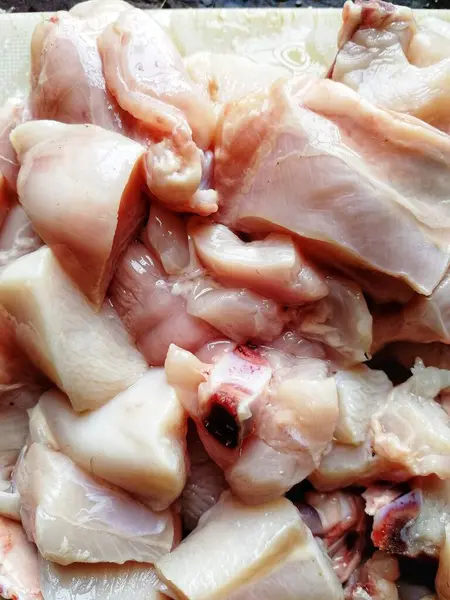 Çiğ Bresse tavuk eti dünyanın en iyi tanığıdır. Tavuğun farklı kısımları lezzetli ve ünlü tarifler yapmaya hazır peri-peri, kızarmış, Pollo al acuyo, Karaage, Ayam goreng gibi.