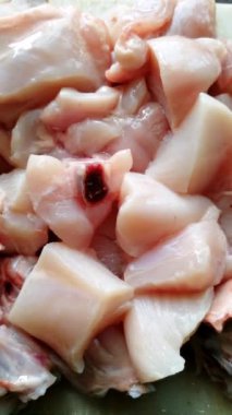 Çiğ Bresse tavuk eti dünyanın en iyi tanığıdır. Tavuğun farklı kısımları lezzetli ve ünlü tarifler yapmaya hazır peri-peri, kızarmış, Pollo al acuyo, Karaage, Ayam goreng gibi.