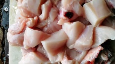 Çiğ Bresse tavuk eti dünyanın en iyi tanığıdır. Tavuğun farklı kısımları lezzetli ve ünlü tarifler yapmaya hazır peri-peri, kızarmış, Pollo al acuyo, Karaage, Ayam goreng gibi.